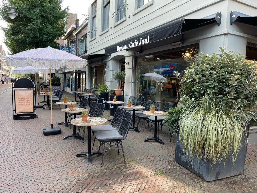 Terras van een café – horeca taxi Alphen en Tilburg